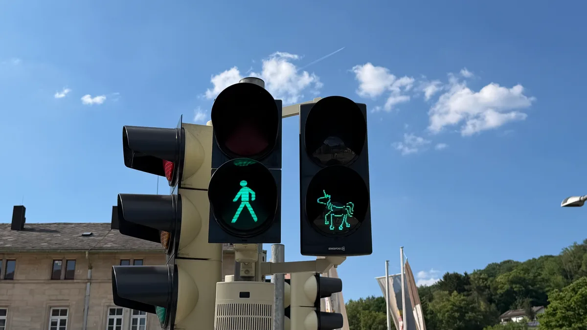 Das wäre in Dübendorf nicht möglich: Einhorn-Ampel beim Gmünder Bahnhofplatz. Impressionen aus der Einhornstadt Schwäbisch Gmünd.
